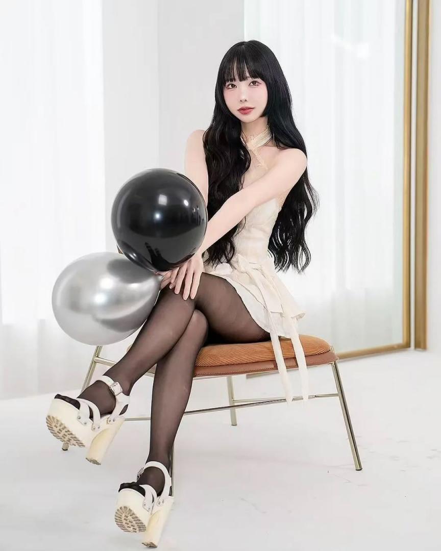 衬衫包臀裙灰丝大长腿