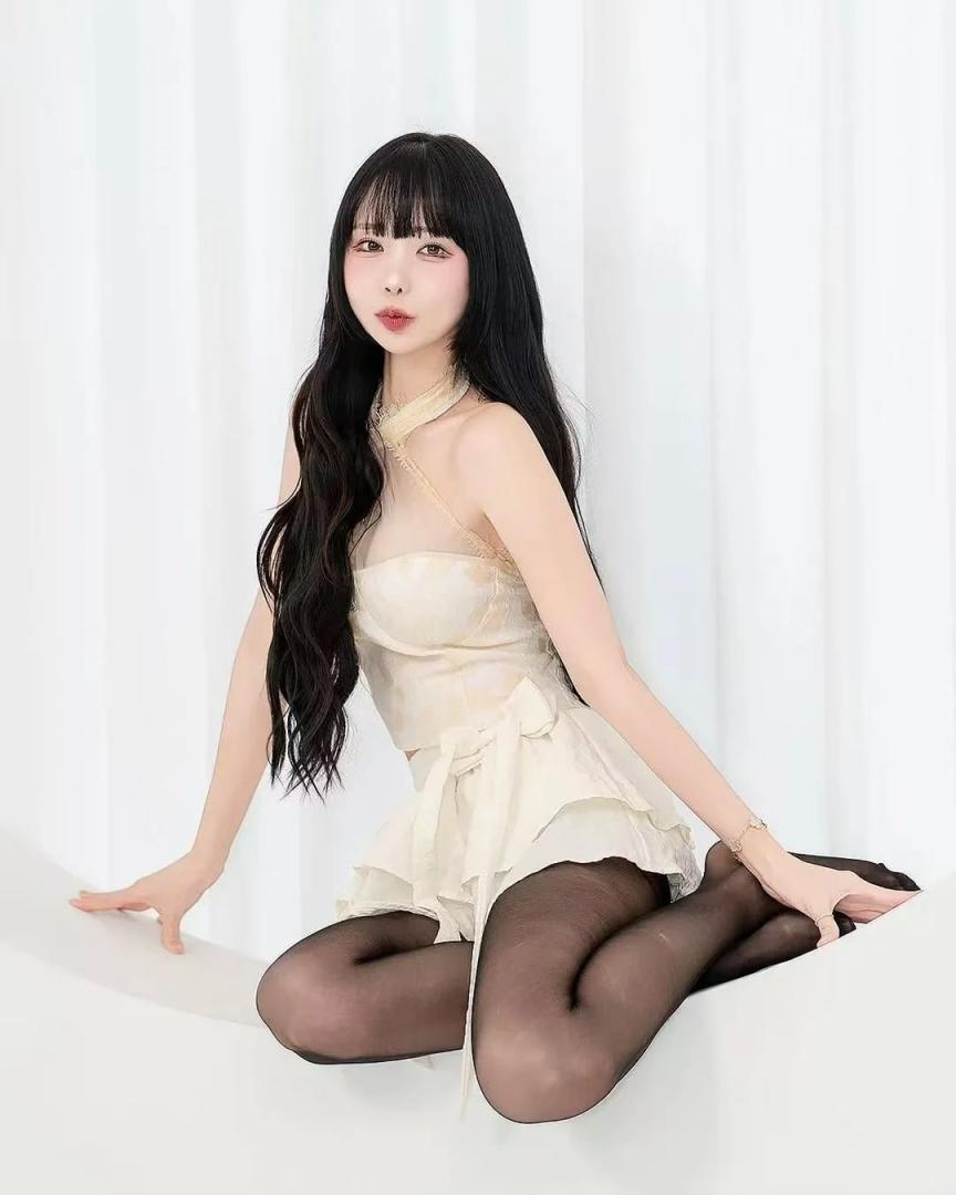 衬衫包臀裙灰丝大长腿