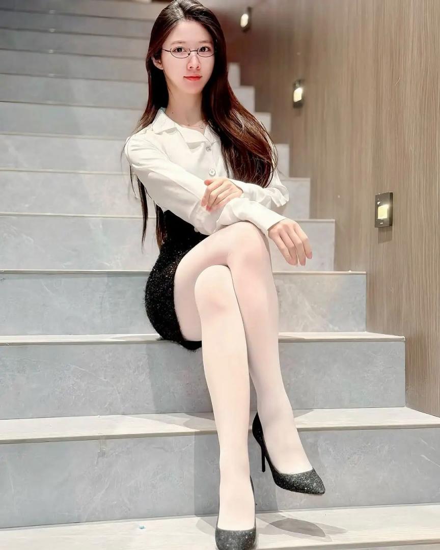 衬衫包臀裙灰丝大长腿