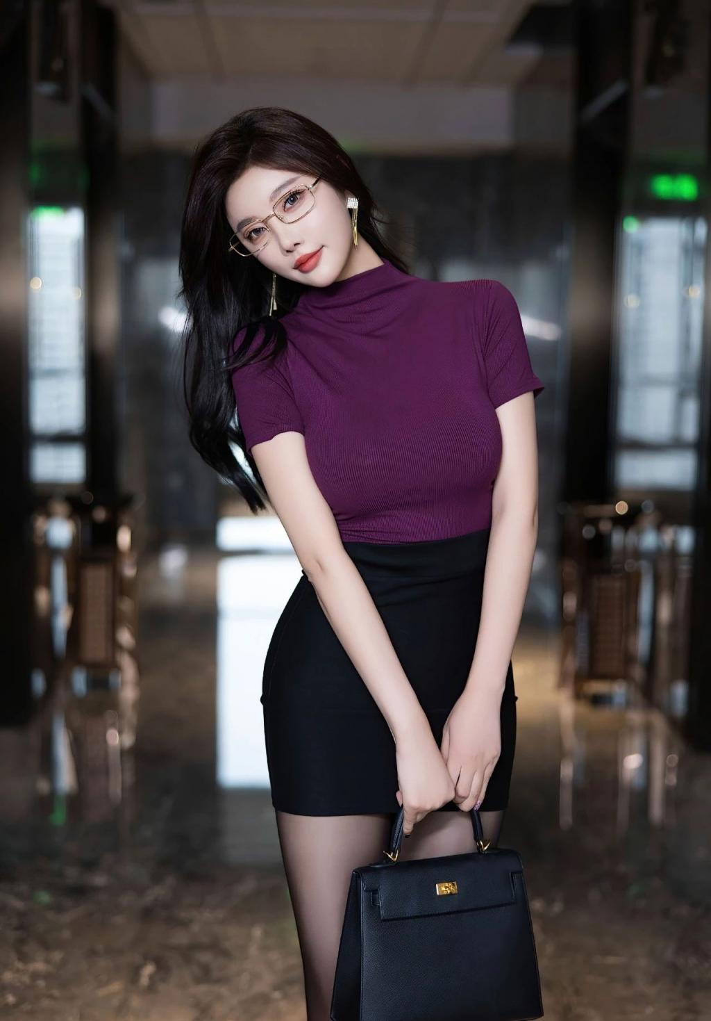 黑丝大长腿，好有女人味