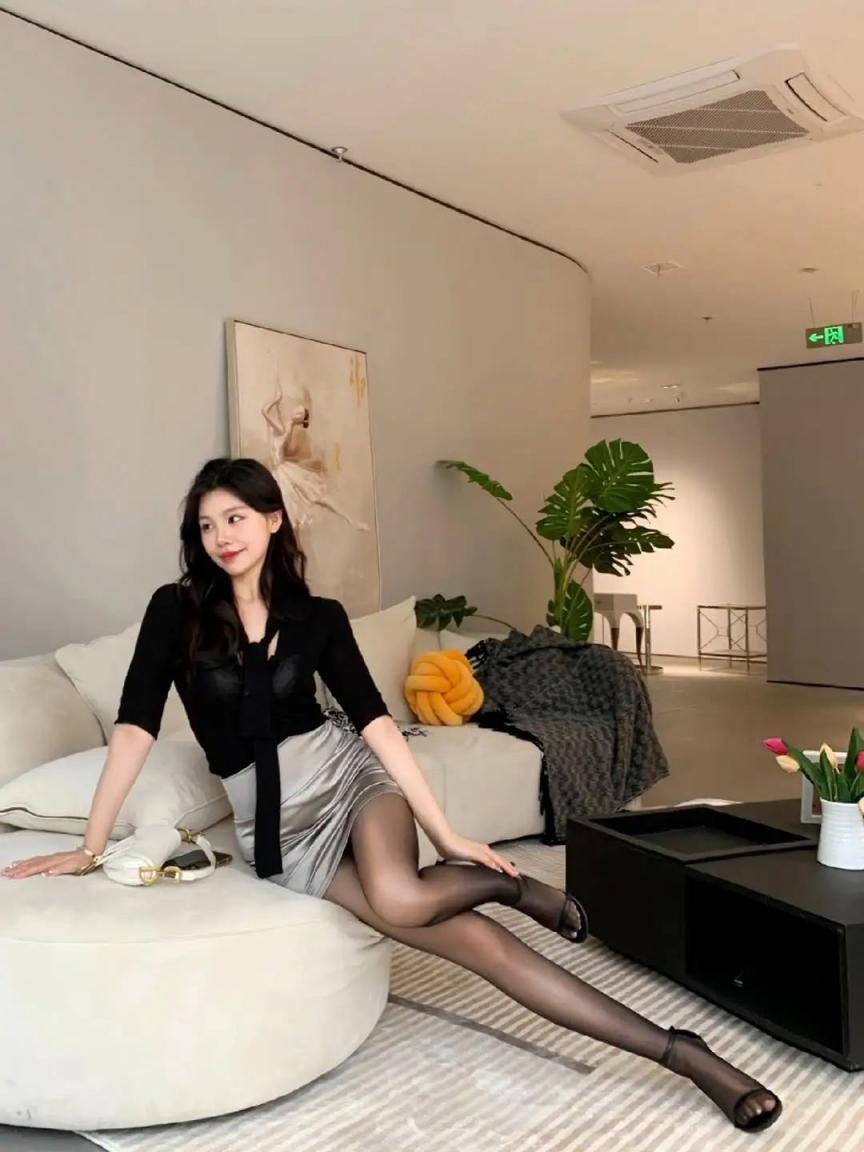 黑丝大长腿，好有女人味
