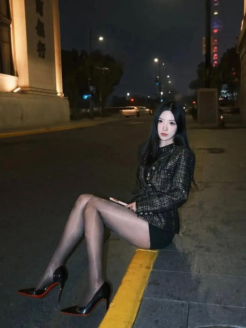 黑丝大长腿，好有女人味