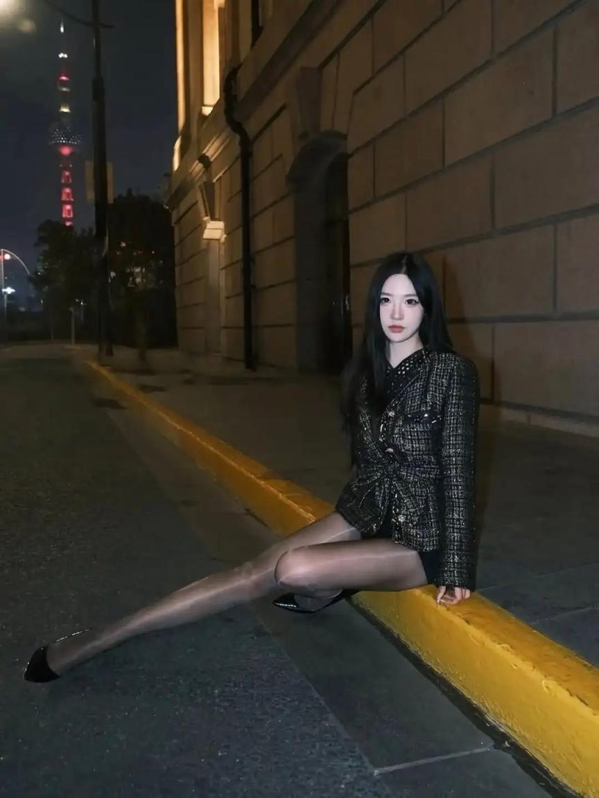 黑丝大长腿，好有女人味