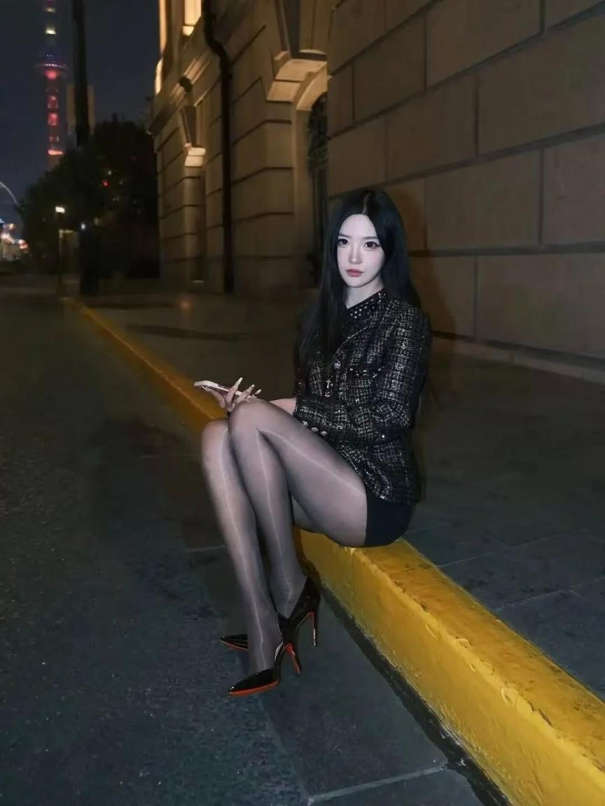 黑丝大长腿，好有女人味