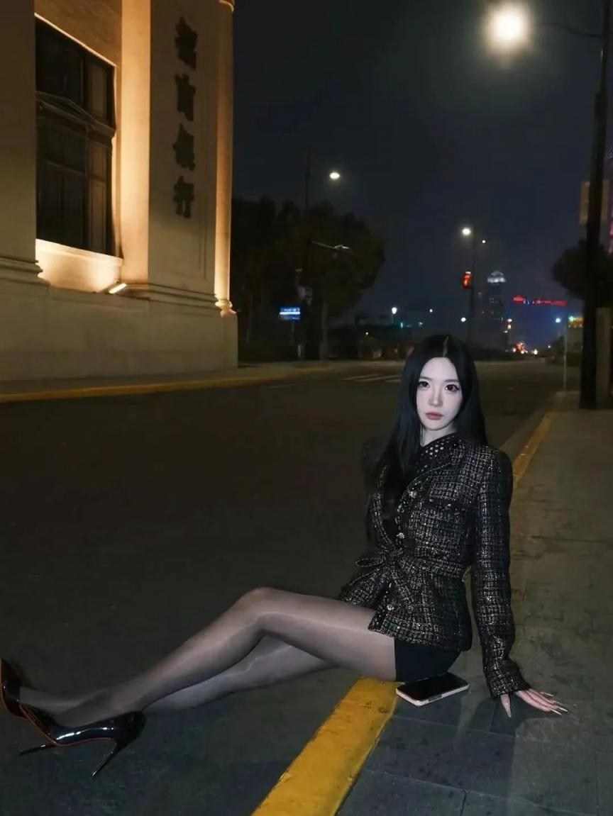 黑丝大长腿，好有女人味