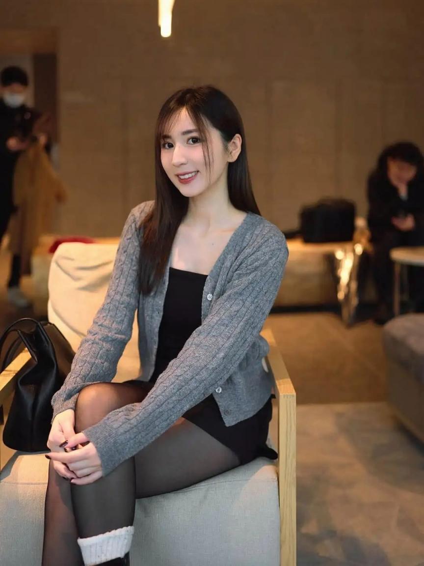 黑丝大长腿，好有女人味