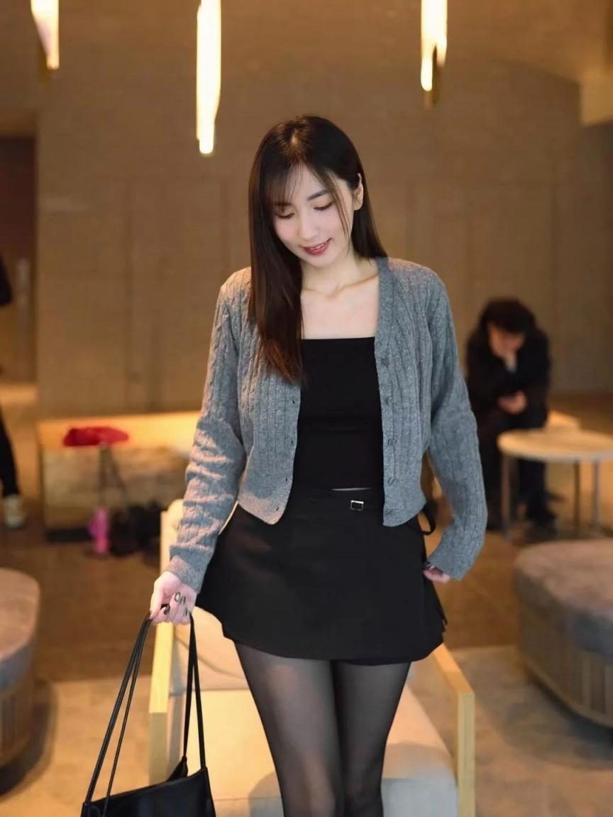 黑丝大长腿，好有女人味