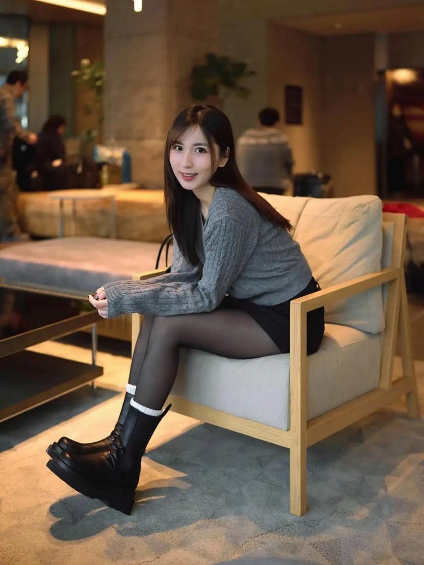 黑丝大长腿，好有女人味