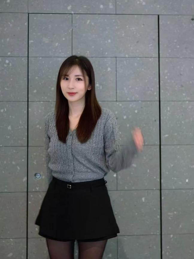 黑丝大长腿，好有女人味