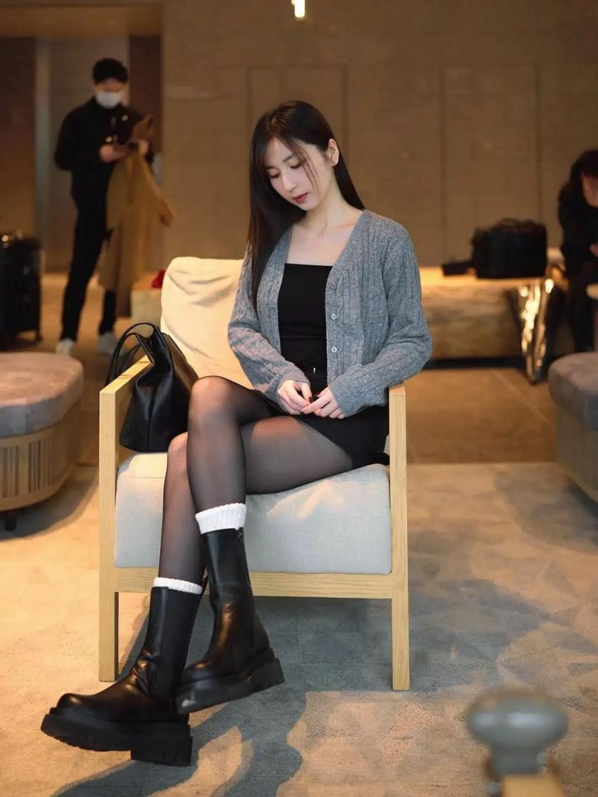 黑丝大长腿，好有女人味