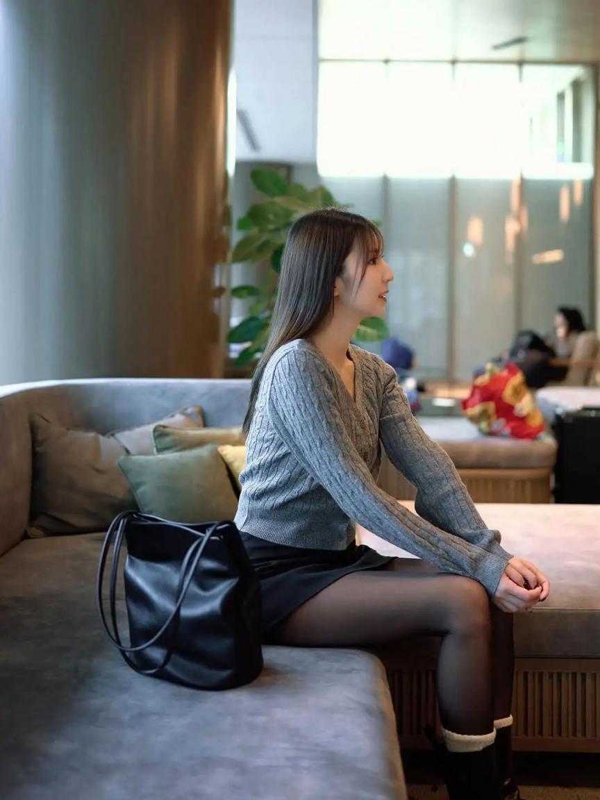 黑丝大长腿，好有女人味