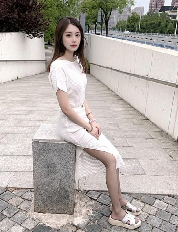 黑丝大长腿，好有女人味