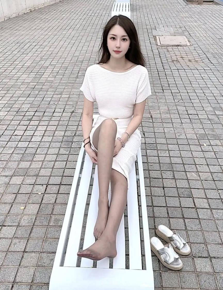 黑丝大长腿，好有女人味