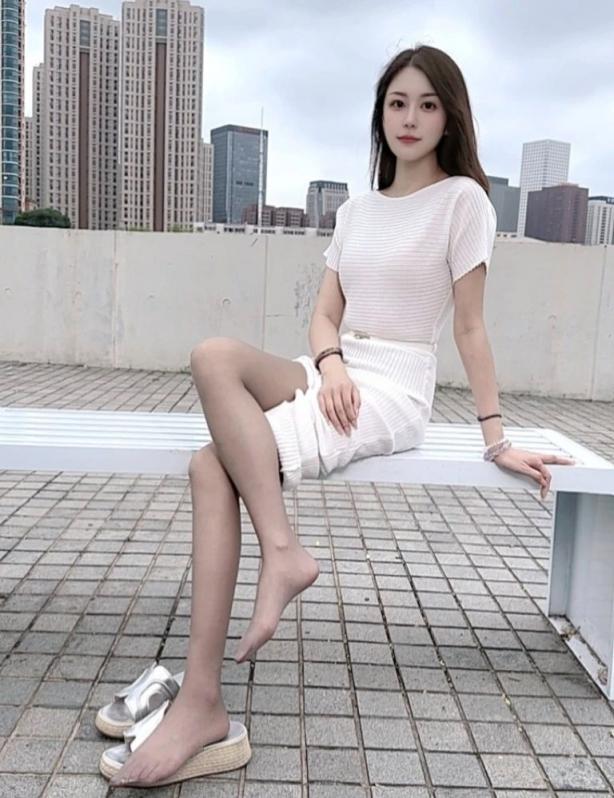 黑丝大长腿，好有女人味