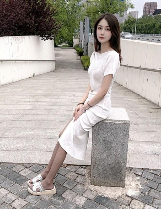 黑丝大长腿，好有女人味