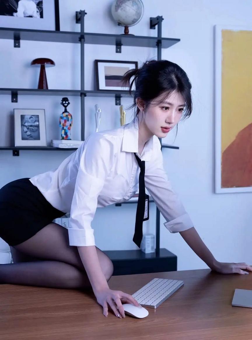 黑丝大长腿，好有女人味