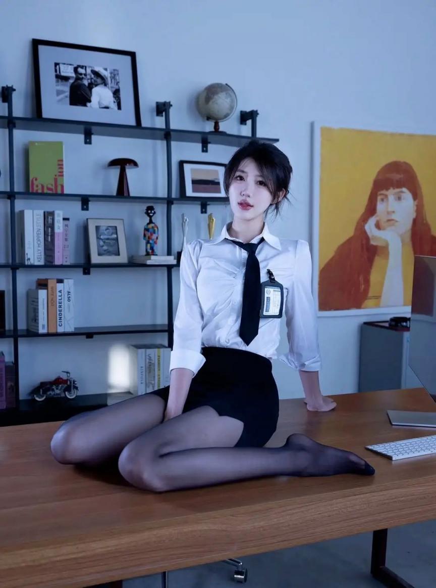 黑丝大长腿，好有女人味