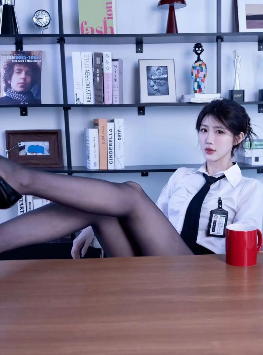 黑丝大长腿，好有女人味