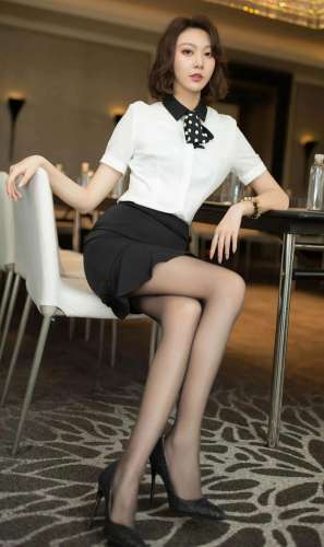 黑丝大长腿，好有女人味