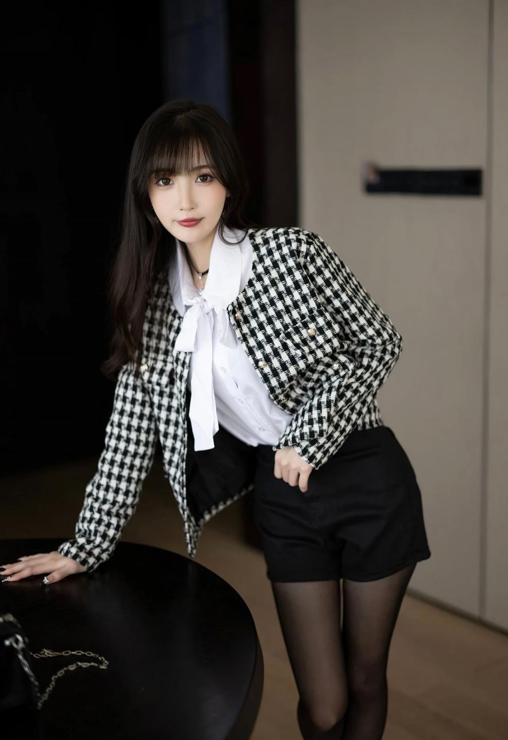 黑丝美腿，这谁受得了