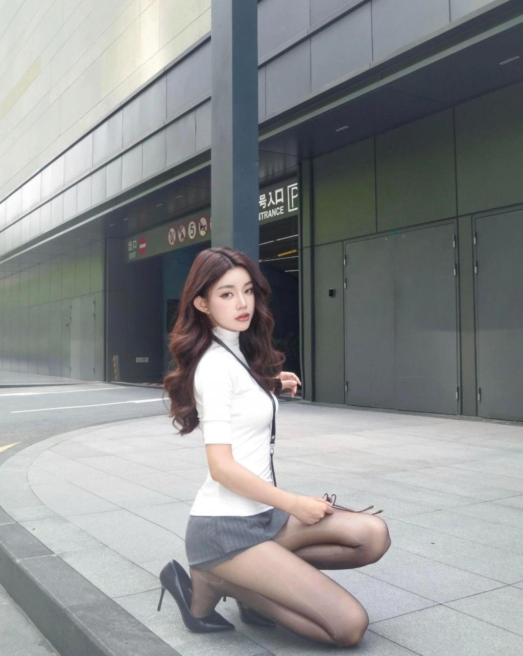 黑丝美腿，这谁受得了