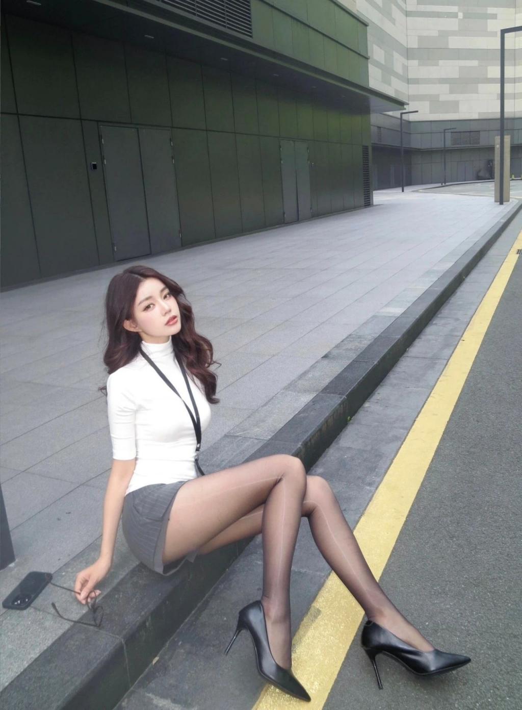 黑丝美腿，这谁受得了