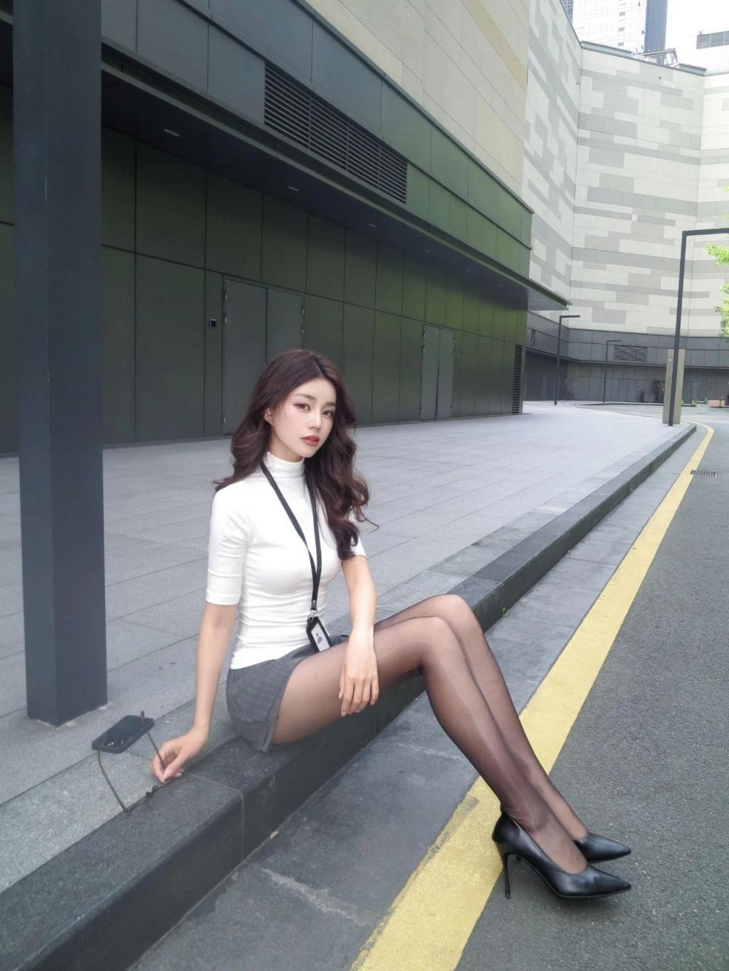 黑丝美腿，这谁受得了