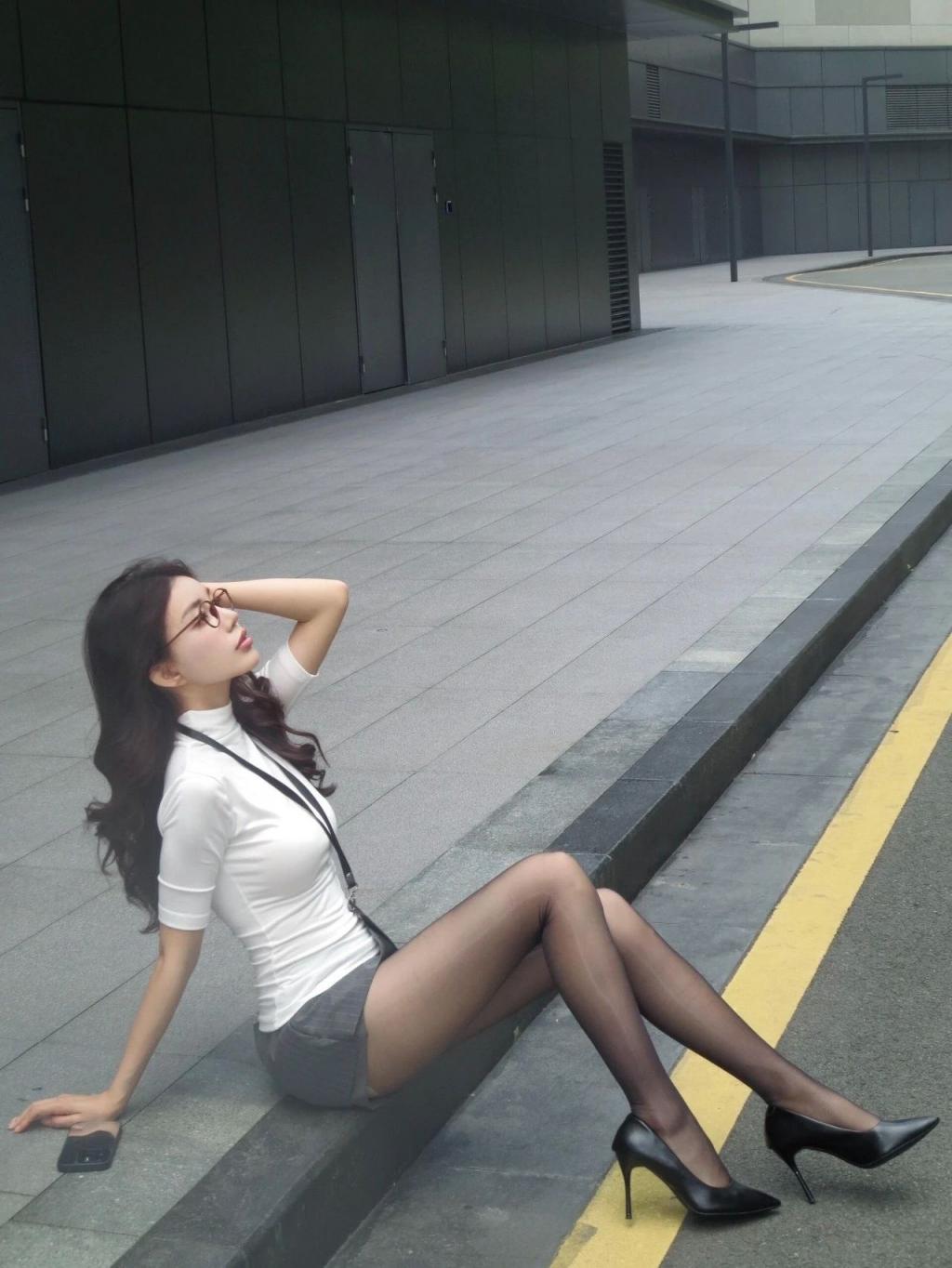 黑丝美腿，这谁受得了