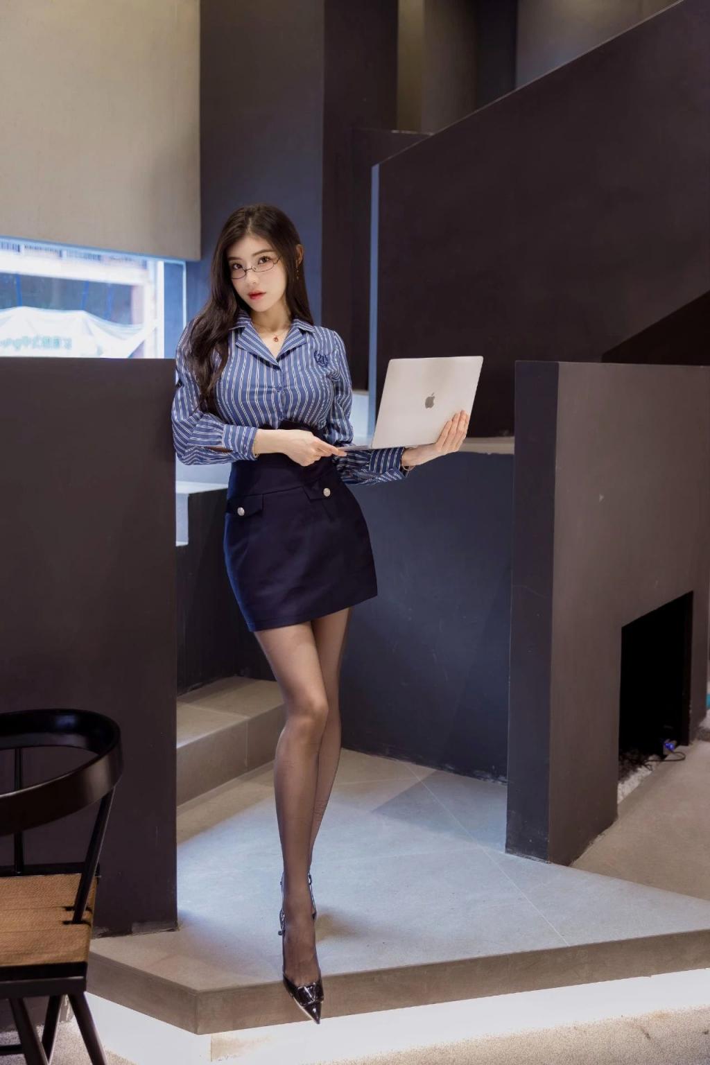 黑丝美腿，这谁受得了