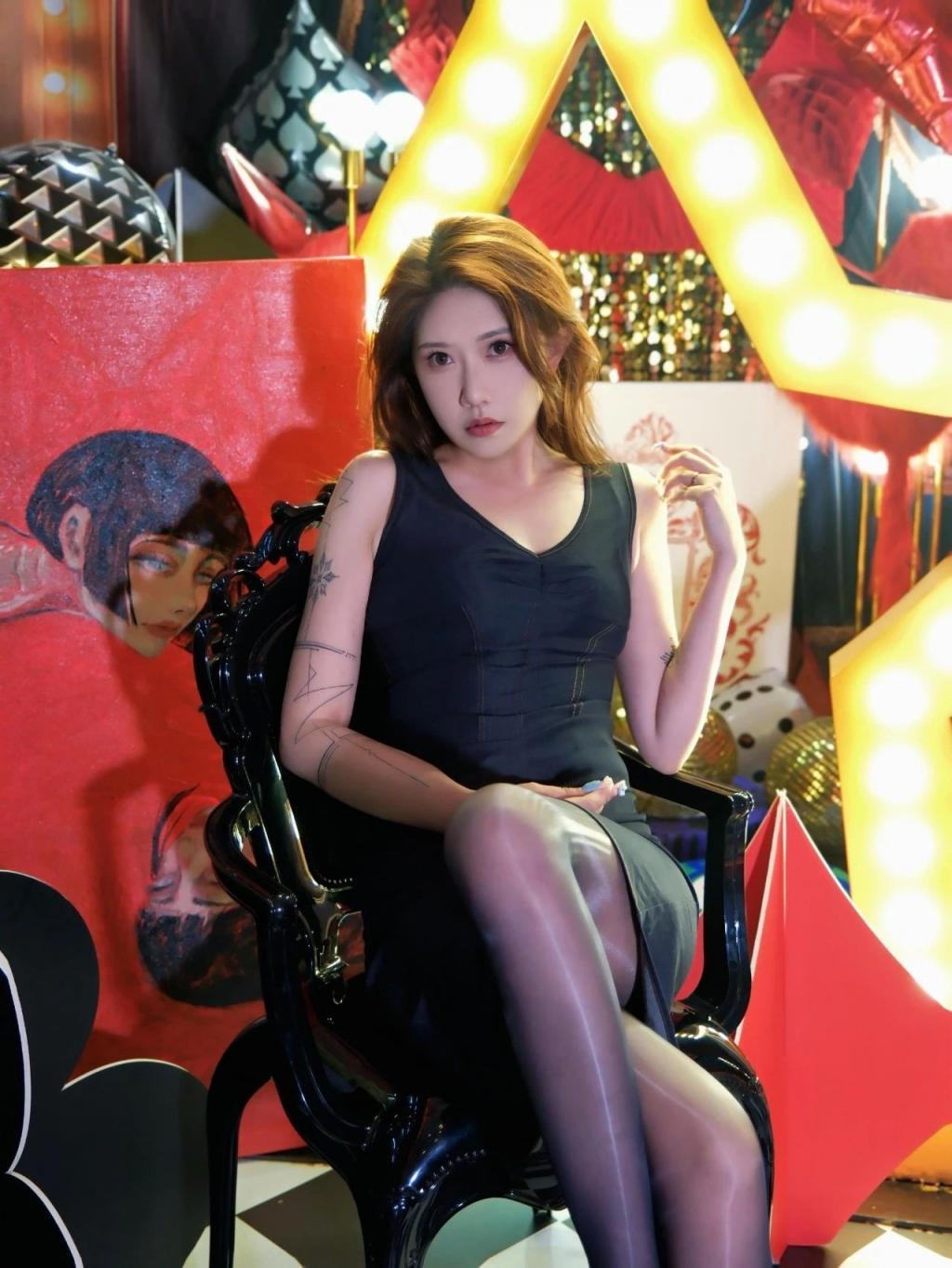 黑丝美腿，这谁受得了