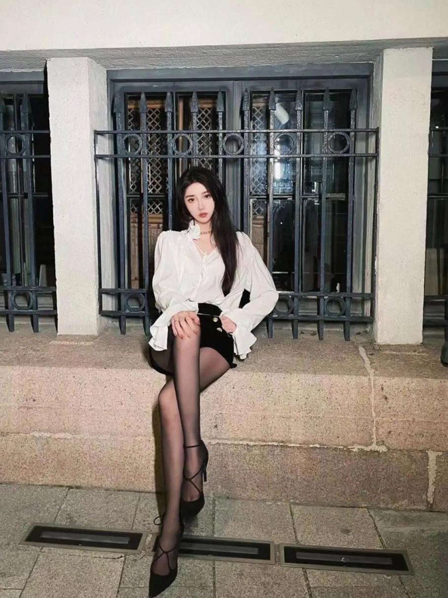 黑丝美腿，这谁受得了