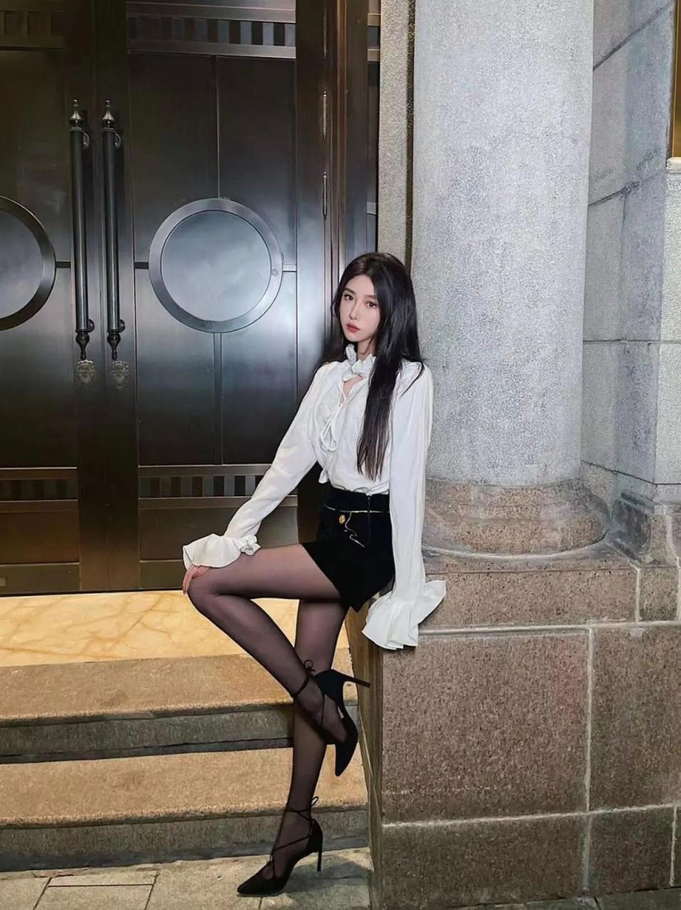 黑丝美腿，这谁受得了