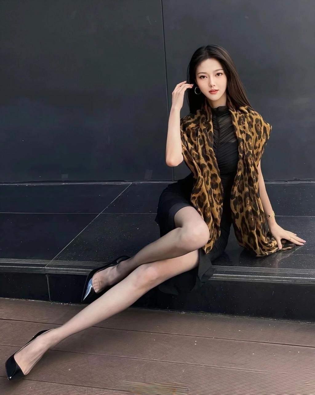 包臀裙，纤腰黑丝大长腿