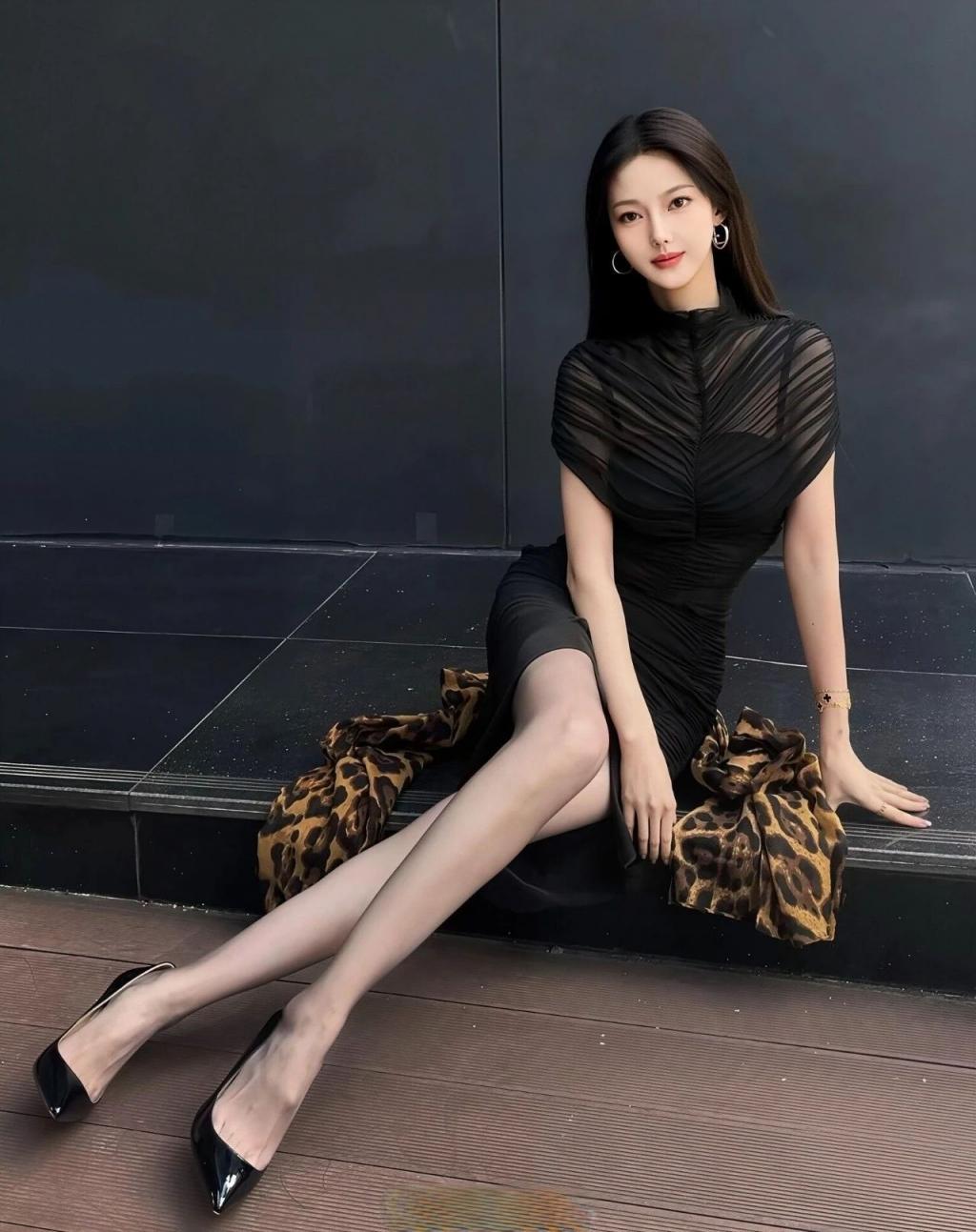 包臀裙，纤腰黑丝大长腿