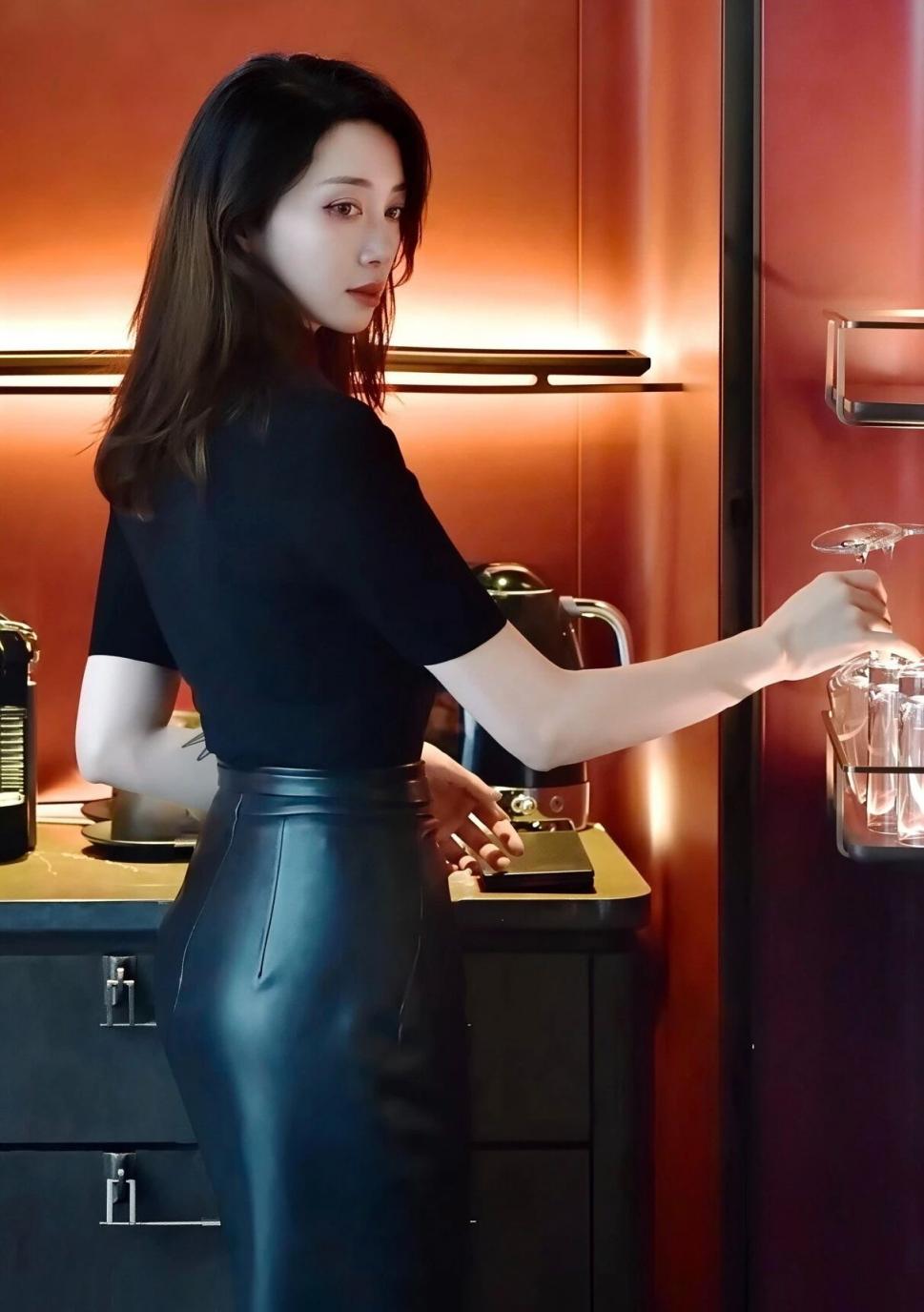 包臀裙，纤腰黑丝大长腿