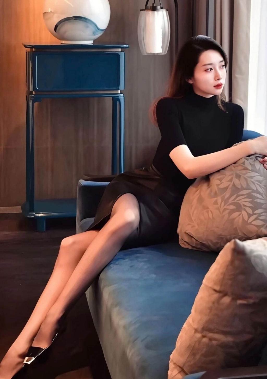 包臀裙，纤腰黑丝大长腿