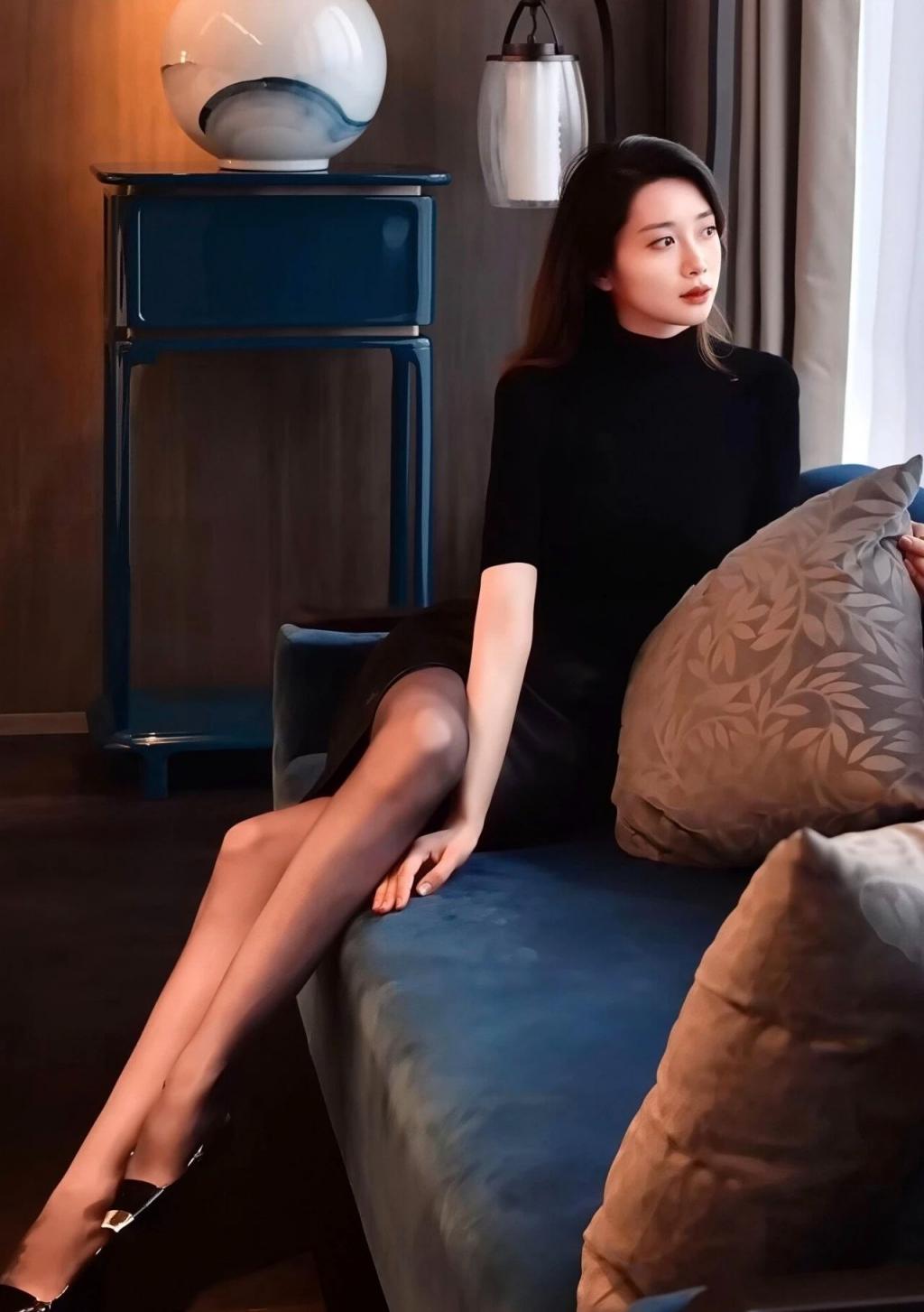 包臀裙，纤腰黑丝大长腿