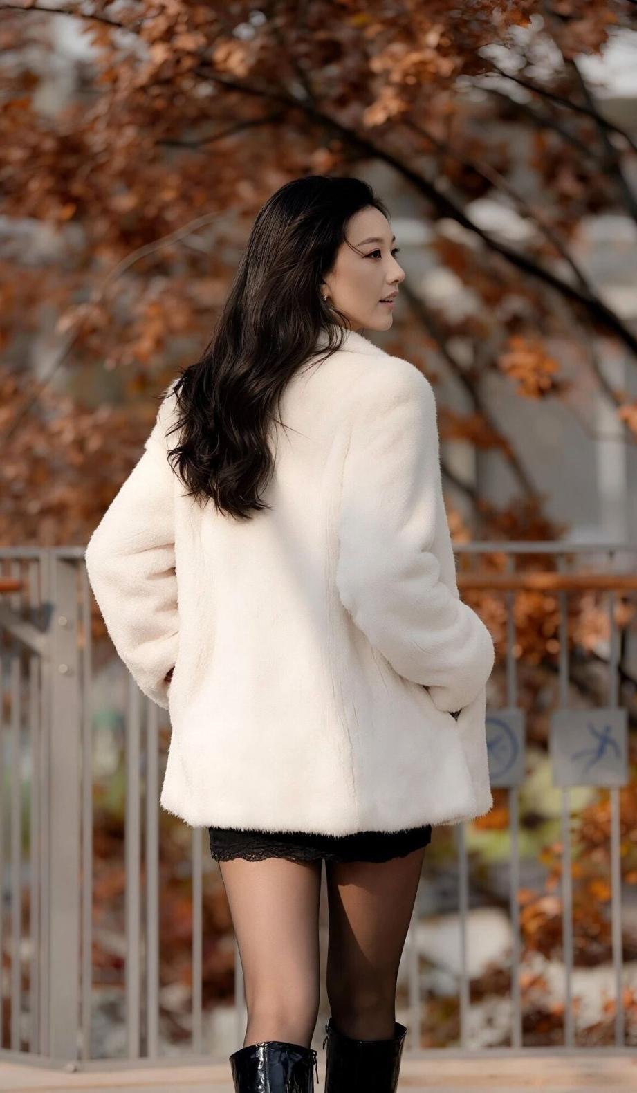 包臀裙，纤腰黑丝大长腿