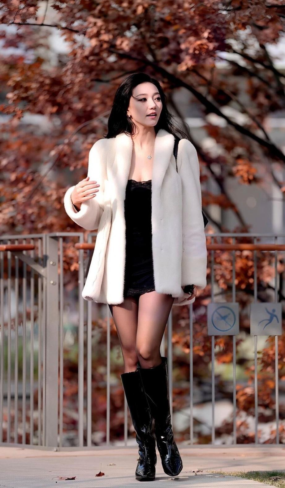 包臀裙，纤腰黑丝大长腿