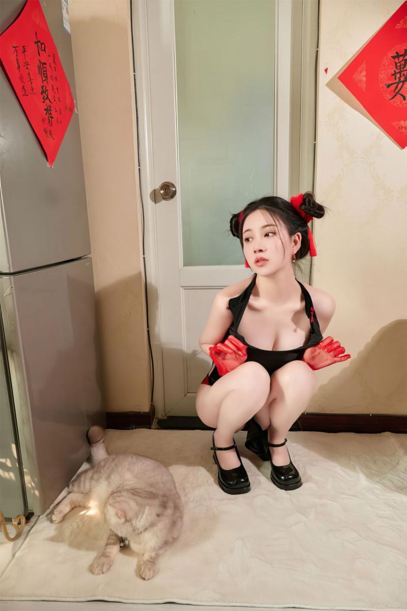 靓丽小妞用身体祝福新年