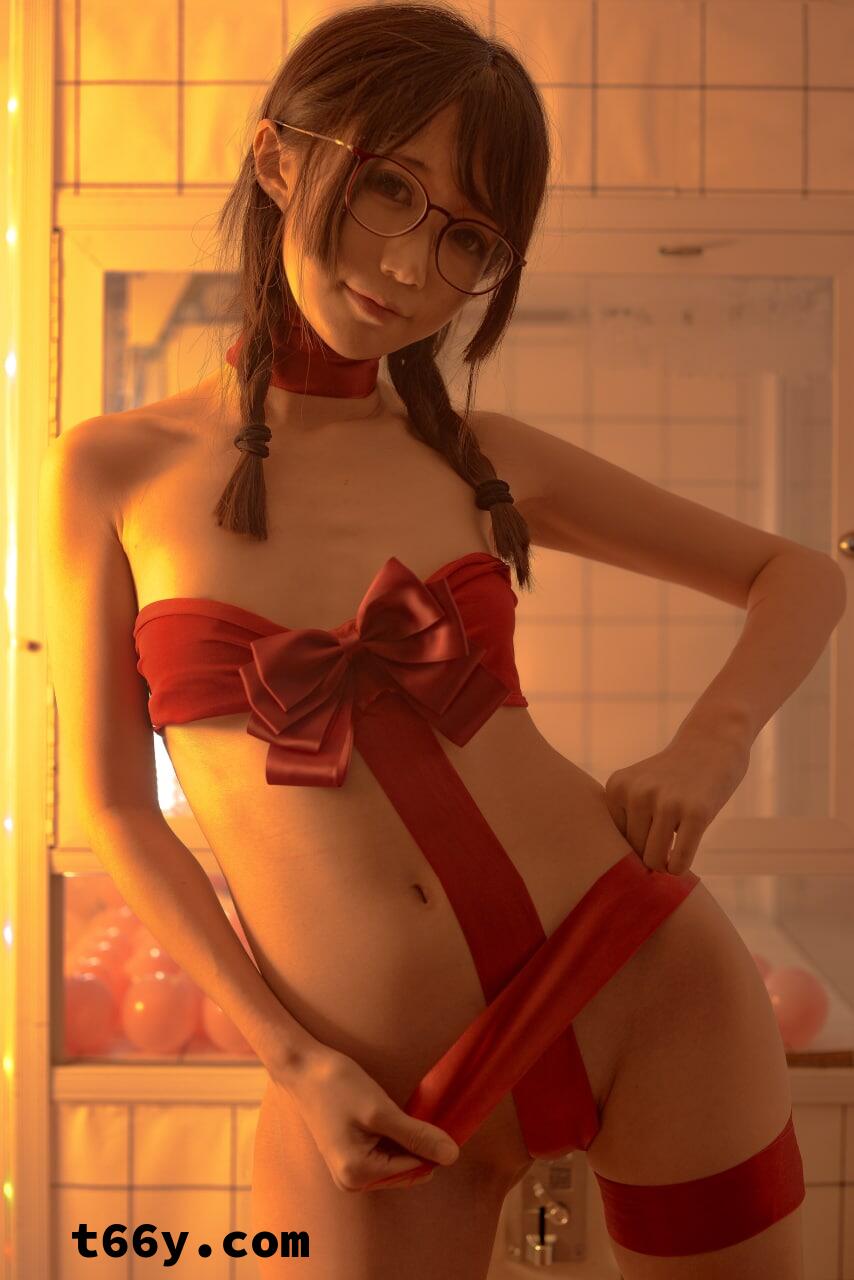 扎马尾辫的少女