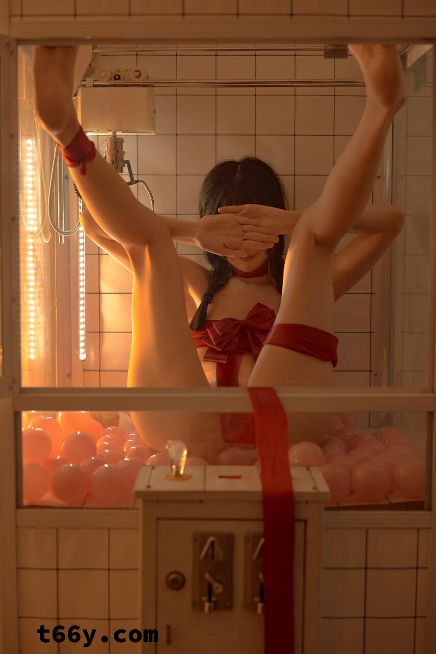 扎马尾辫的少女