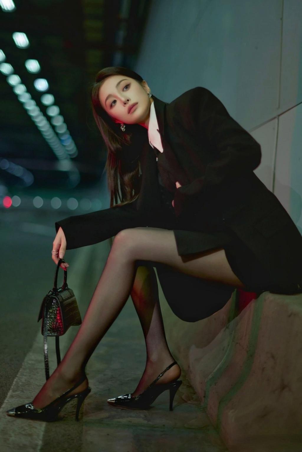 气质模特曼妙身材，极品水蛇腰