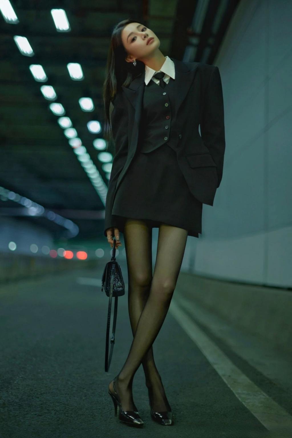 气质模特曼妙身材，极品水蛇腰