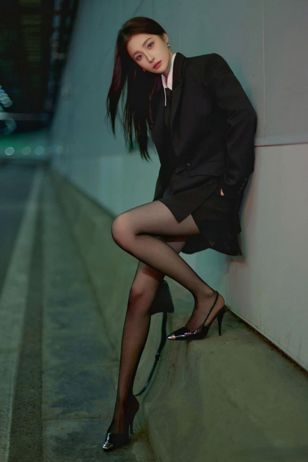 气质模特曼妙身材，极品水蛇腰