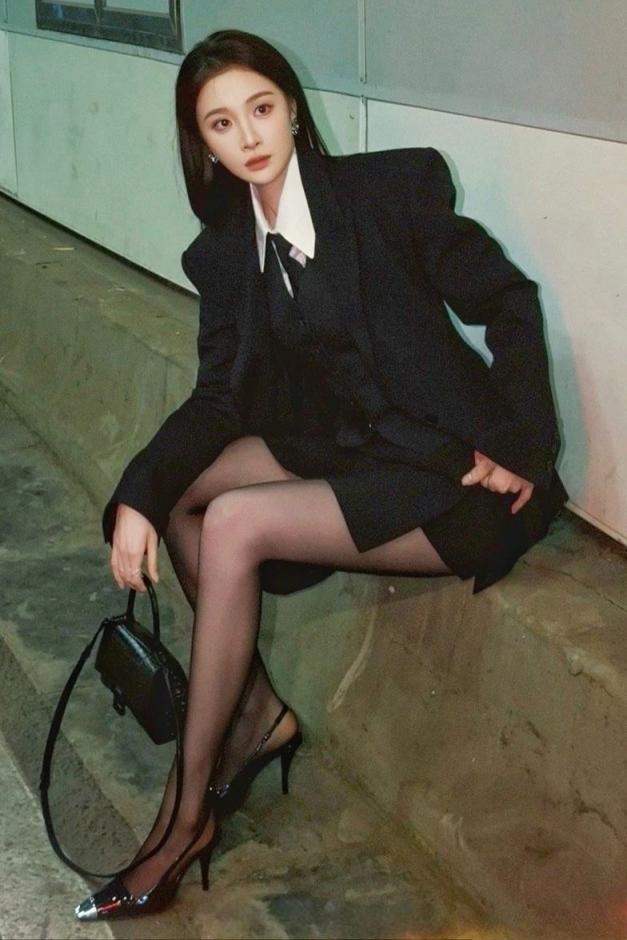 气质模特曼妙身材，极品水蛇腰