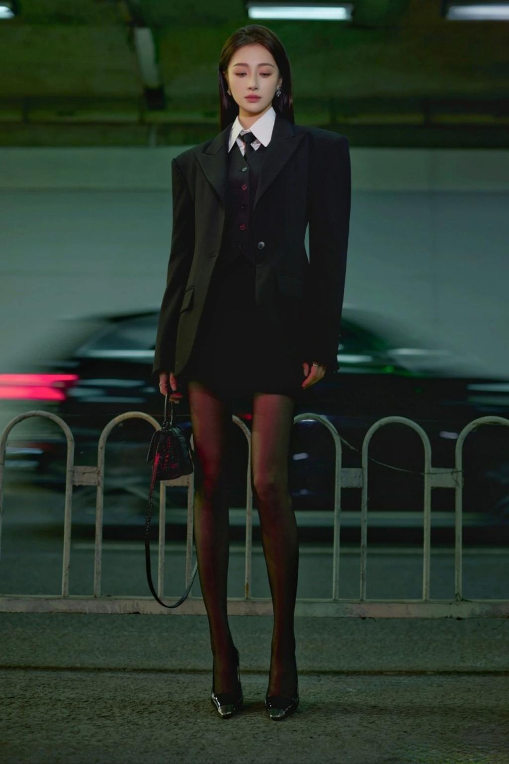 气质模特曼妙身材，极品水蛇腰