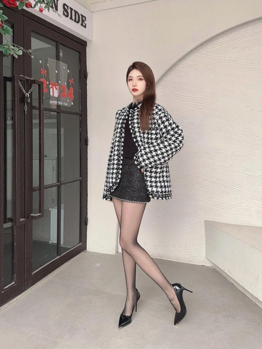 气质模特曼妙身材，极品水蛇腰