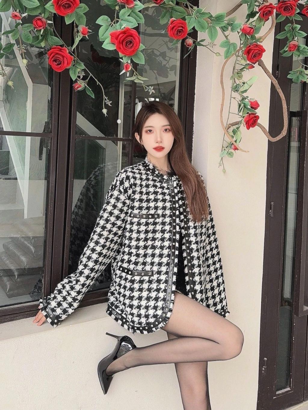 气质模特曼妙身材，极品水蛇腰