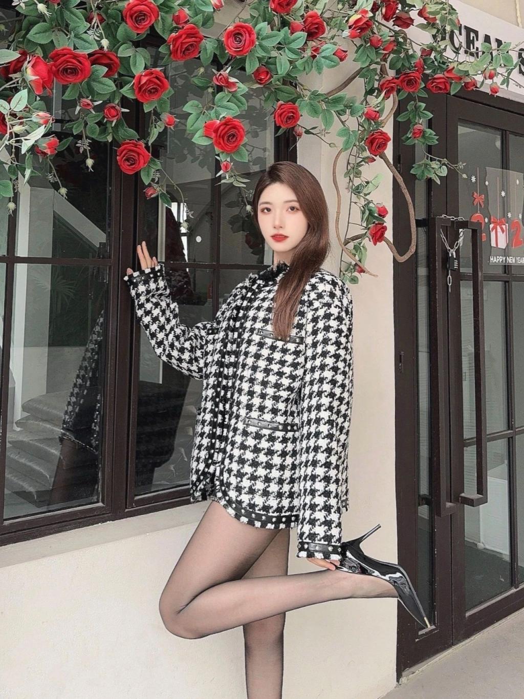 气质模特曼妙身材，极品水蛇腰